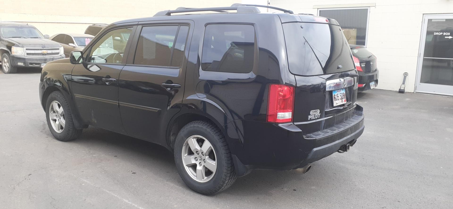 2011 Honda Pilot EX-L 4WD 5-Spd AT (5FNYF4H55BB) with an 3.5L V6 SOHC 24V engine, 5-Speed Automatic transmission, located at 2015 Cambell Street, Rapid City, SD, 57701, (605) 342-8326, 44.066433, -103.191772 - CARFAX AVAILABLE - Photo#3